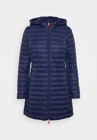 Marineblaue Steppjacke mit Kapuze, Reißverschluss vorne und langen Ärmeln. Verfügt über eine gesteppten Textur und einen orangenen Zipper-Anhänger.
