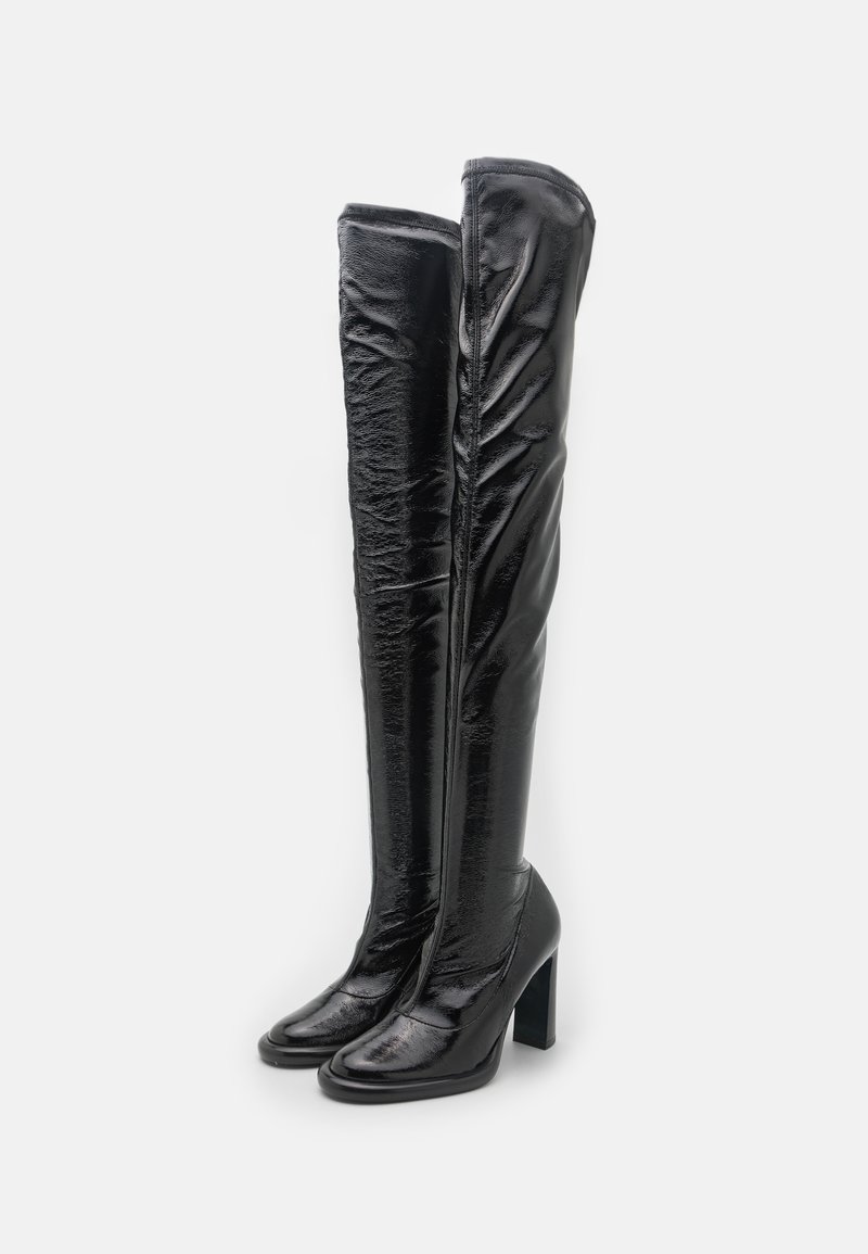 Czarne botki za kolano wykonane z błyszczącego materiału, z okrągłym czubkiem i grubym, kwadratowym obcasem. Teksturowany i dopasowany krój.