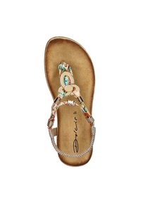 Platte teensandaal met een meerkleurige gestreepte band, metallic accenten en een gestructureerde beige voetbed. Kenmerkend logo zichtbaar op de zool.