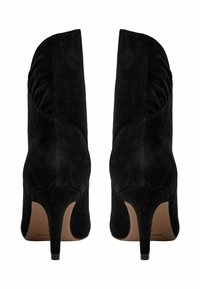 Mustast seemisnahast pahkluu saapad, millel on kõrge stiletokonts, külgedel kortsudetail ja tagaküljel sile viimistlus.