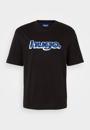 Svart bomullst-skjorte med "hugo." logo i blått med et mønsterdesign. Korte ermer og rund hals.