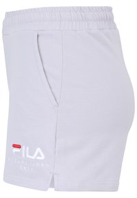Pantalones cortos de color gris claro hechos de una suave mezcla de algodón, con cinturilla elástica, bolsillos laterales y bordado del logo de Fila con acentos rojos.
