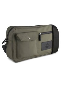 Olivgrön tyg crossbody-väska med ett huvudsakligt zippered fack, ficka med framklaff, läderlogotyp och en svart justerbar rem.