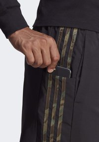 adidas Sportswear AEROREADY ESSENTIALS CHELSEA 3-STRIPES - Sportovní kraťasy - black   olive strata