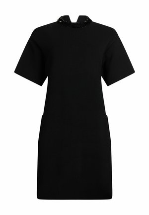 Crna haljina s kratkim rukavima, visokim ovratnikom koji sadrži ukrase i dva bočna džepa. Napravjena od glatkog materijala sa strukturiranim oblikom.
