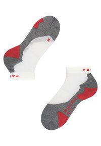 Chaussettes de cheville grises et blanches avec des accents rouges, présentant une texture en maille et des poignets côtelés. Marquées "FALKE RUS" pour les tailles.
