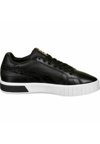 Baskets basses noires avec bande noire texturée, semelle blanche épaisse et fermeture à lacets, vues de l'extérieur.