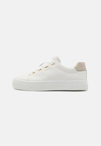 Weißer Sneaker mit Obermaterial aus Leder, runder Zehenpartie, Goldakzenten und Akzent aus Wildleder an der Ferse. Ausgestattet mit flachen Schnürsenkeln und rutschfester Gummisohle.