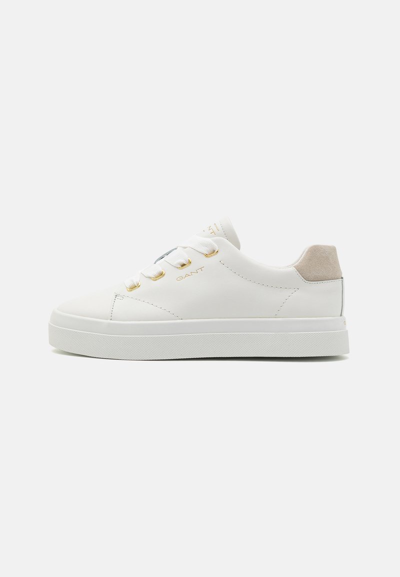 Weißer Sneaker mit Obermaterial aus Leder, runder Zehenpartie, Goldakzenten und Akzent aus Wildleder an der Ferse. Ausgestattet mit flachen Schnürsenkeln und rutschfester Gummisohle.