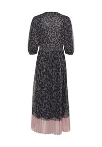 Siva haljina midi dužine s uzorkom leopard tiska, kratkim napuhanim rukavima, smokanom strukom i plisiranom suknjom koja prelazi u jednobojni svijetloružičasti rub.