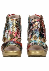 Mehrfarbige Plattform-Sandalen mit einem floralen Ausschnittdesign, goldenen Akzenten, offener Zehenpartie und strukturiertem Material. Bietet lebendige Muster und gewellte Kanten.