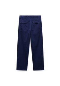 Μπλε ναυτικό βαμβακερό παντελόνι με ίσια κοπή, που διαθέτει δύο πίσω τσέπες και ορατές λεπτομέρειες ραφής στις ραφές.