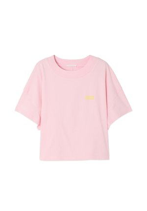 T-shirt corta in cotone rosa con scollo ampio e maniche corte. Presenta un piccolo logo testuale giallo sul davanti. Texture liscia.