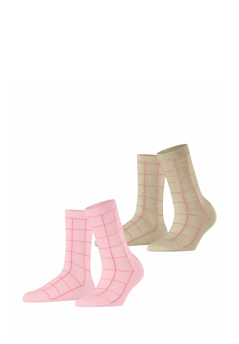 Twee paren sokken: één roze met een ruitpatroon en één beige met een vergelijkbaar ruitomlijsting. Beide hebben ribbelboorden.