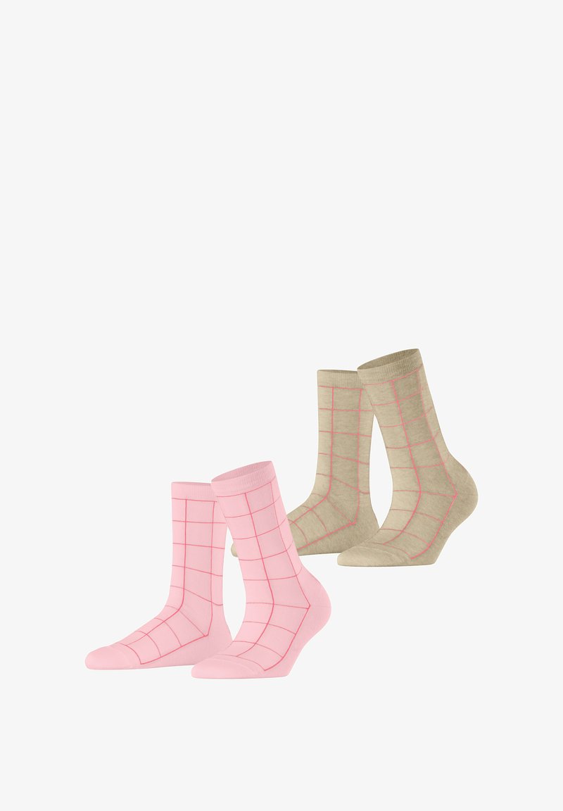 Deux paires de chaussettes : une rose avec un motif à carreaux et une beige avec un contour de grille similaire. Les deux présentent des bords côtelés.