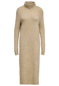 Robe à col roulé en tricot beige clair, avec manches longues, coupe décontractée et détails côtelés au niveau du col et des poignets, longueur au genou.