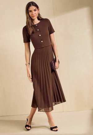 Friends Like These, SHORT SLEEVE 2 IN 1 PLEATED MIDI DRESS - Freizeitkleid - espresso brown