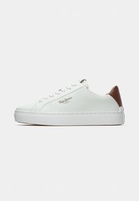 Sneaker bianche basse con tallone marrone, lacci bianchi, suola piatta e piccolo logo dorato "Pepe Jeans London" sul lato.