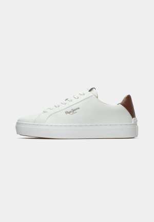 Fehér, alacsony szárú sportcipő, barna saroktabbal, fehér cipőfűzővel, lapos talppal és kis arany "Pepe Jeans London" logóval az oldalon.