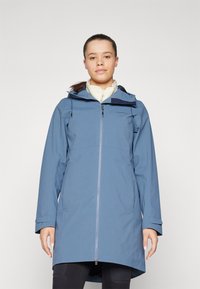 Blå vanntett jakke med full glidelås, justerbar hette og sidelommer. Har en glatt tekstur og kne-lengde design.