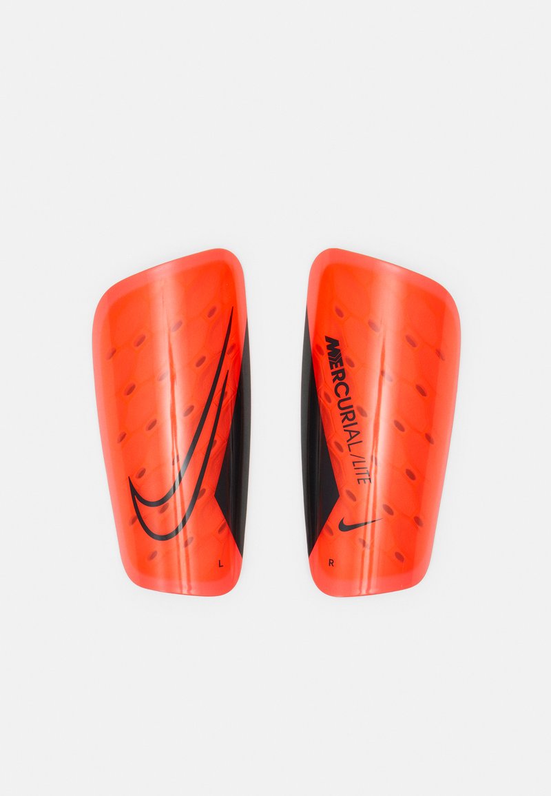 Nike Mercurial Lite säärikud erksas oranžis mustade aktsentidega, millel on tõstetud tekstuur, voolujoonekas disain ning tähised "L" ja "R".