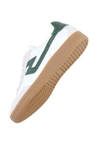 Weiße Sneaker mit grünen Akzenten, ausgestattet mit einer strukturierten Gummisohle, runder Zehenpartie und glattem Obermaterial. Schnürsenkel und seitliches Logodetail sind enthalten.