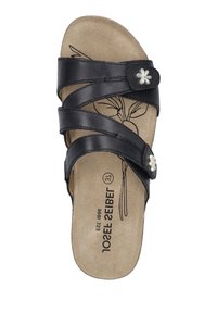 Sandale en cuir noir à bride glissante avec trois bandes entrecroisées et un accent en fleurs argentées. Semelle intérieure rembourrée avec un pied en tan texturé.