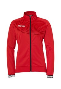 Rød sportsjakke med lynlås, høj krave og struktureret svulmønster. Inkluderer sorte accenter ved ærmerne med mærkenavnet.