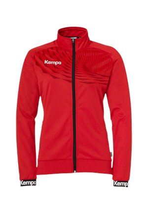 Rød sportsjakke med lynlås, høj krave og struktureret svulmønster. Inkluderer sorte accenter ved ærmerne med mærkenavnet.