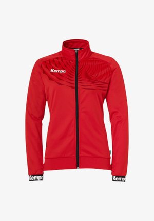 Rød sportsjakke med lynlås, høj krave og struktureret svulmønster. Inkluderer sorte accenter ved ærmerne med mærkenavnet.