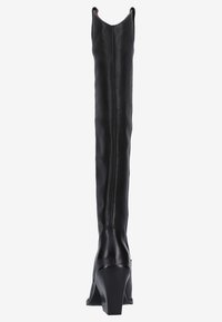 Botas de cuero negro hasta la rodilla con un diseño elegante, punta angular y tacón en cuña. La parte trasera presenta una costura vertical y una ligera inclinación en la parte superior.