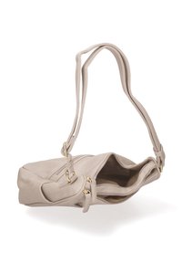 Borsa in pelle grigia con una finitura testurizzata, chiusure a doppia zip e una cinghia regolabile. Presenta dettagli in metallo dorato.