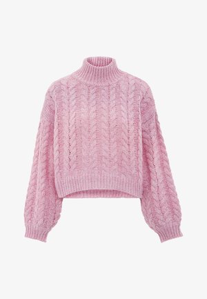 Jasnoróżowy sweter z dzianiny z wysokim kołnierzem, wzorem w warkocze i szerokimi rękawami. Materiał wygląda na miękki i teksturowany. Krótki krój.