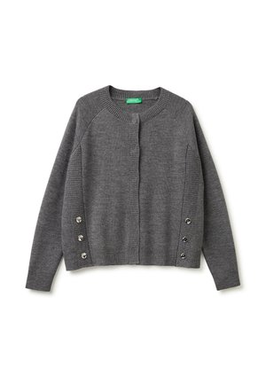 Graue Strickjacke mit Rundhalsausschnitt, langen Ärmeln, geripptem Saum und drei silbernen Knöpfen auf jeder Seite nahe dem Saum.