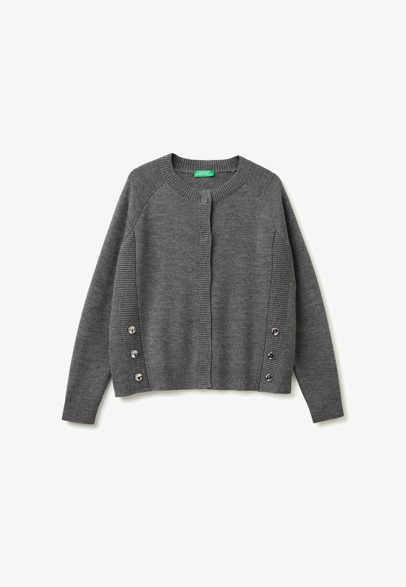 Cardigan gris en maille avec col rond, manches longues, bordures côtelées et trois boutons argentés de chaque côté près de l'ourlet.