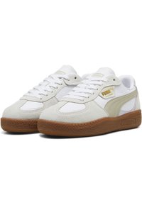 Baskets blanches avec des accents en daim et en cuir, dotées d'une semelle en caoutchouc beige, d'un système de laçage et d'un détail en logo doré.