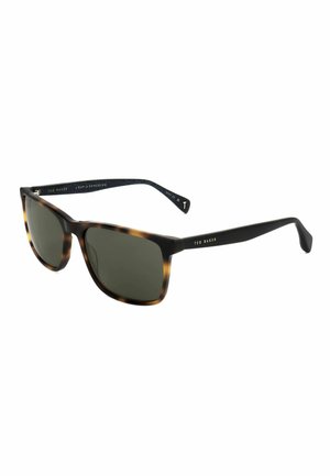 Occhiali da sole rettangolari tartarugati con lenti scure e aste nere, marchiati Ted Baker sulle aste e all'interno della montatura.