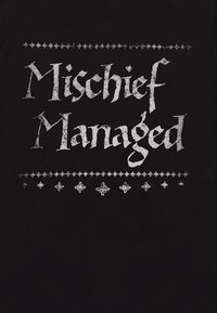 Černé bavlněné tričko s nápisem ve stříbrném středověkém stylu "Mischief Managed" a dekoračními vzory nad a pod nápisem.