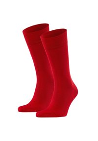 Calcetines de algodón rojos con una textura suave, que presentan un puño acanalado que se extiende por encima del tobillo. Sin patrones ni acentos visibles.