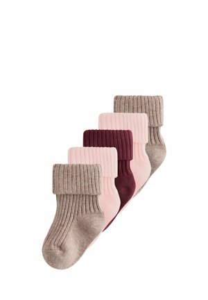Fünf Paar gerippte Stricksocken im umgeschlagenen Bündchenstil, in Beige, Pink und Burgunderfarben auf weißem Hintergrund in einer Reihe angeordnet.
