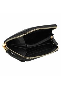 Cartera de cuero negro con detalles en cremallera dorada, que cuenta con múltiples ranuras para tarjetas y un compartimento con cremallera, interior forrado en negro.