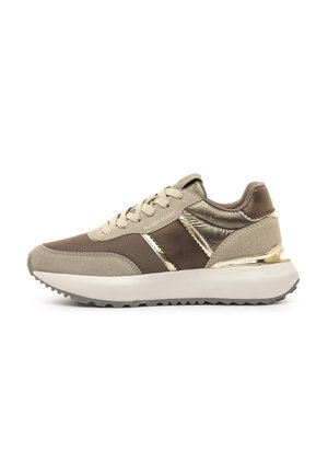 Zapatillas que combinan malla beige y cuero marrón, con acentos metálicos y una suela texturizada para agarre. Punta redondeada y talón acolchado.