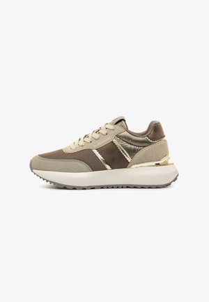 Sneakers met een mix van beige netstof en bruin leer, met metalen accenten en een gestructureerde zool voor grip. Rondneus en gevoerde hak.