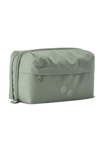 Rechteckige grüne Stofftasche mit Reißverschluss, glatter Textur, zwei runden grauen Akzenten und leicht gepolstertem oberen Bereich.