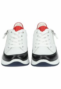 Sneaker bianchi in pelle con suola nera, presentano dettagli rossi al colletto e nell'area dei lacci. Il dettaglio con zip sul lato aggiunge funzionalità.