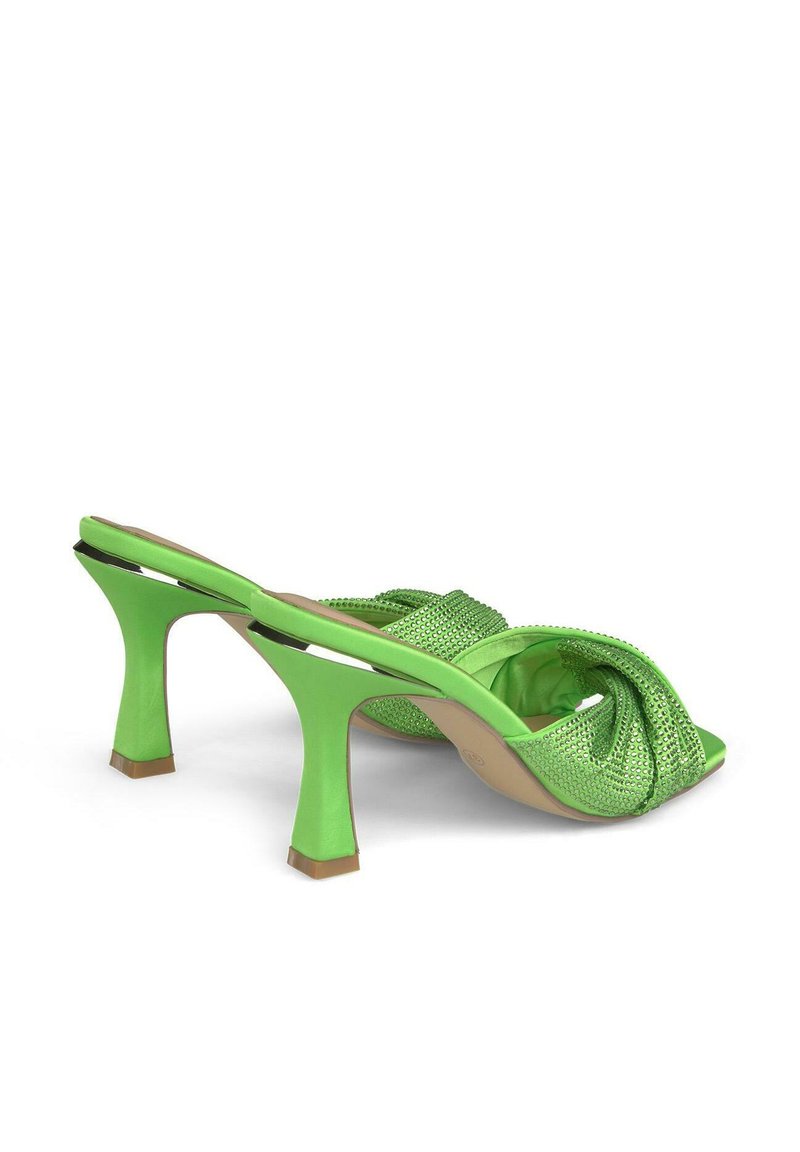 Groene satijnen hoge muiltjesandalen met gedraaide banden versierd met kleine rhinestones, vierkante open teen en uitlopende hakken.