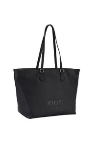 Črna usnjena torba z teksturirano površino, dvema dolgima ročajema in embosiranim logotipom "JOOP! JEANS" spredaj. Pravokotna oblika.