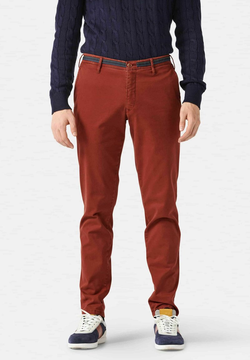 Rote Baumwoll-Chinos mit schlanker Passform, ausgestattet mit einem blauen gemusterten Gürtel, kombiniert mit weißen und marineblauen Sneakers. Strukturiertes marineblaues Sweatshirt.