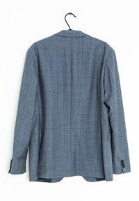 Blazer grigio a scacchi con rever a punta, maniche lunghe e polsini abbottonati, realizzato con una texture liscia e dettagli con spacchi posteriori.