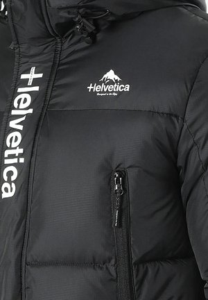 Doudoune noire avec une finition brillante, design matelassé, poche zippée à l'avant et logo sur la poitrine avec un texte contrastant.